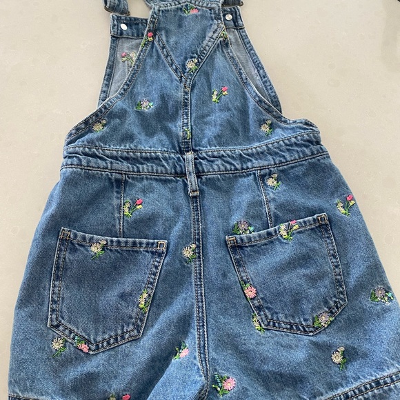 Girls size 6 adorable denim jumper shorts coveralls in great condition - Picture 2 of 3